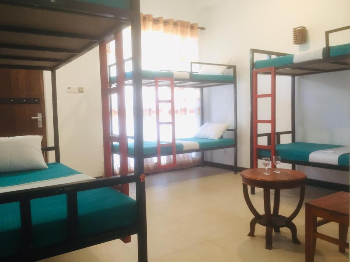 One More Night Hostel Сигирия Екстериор снимка