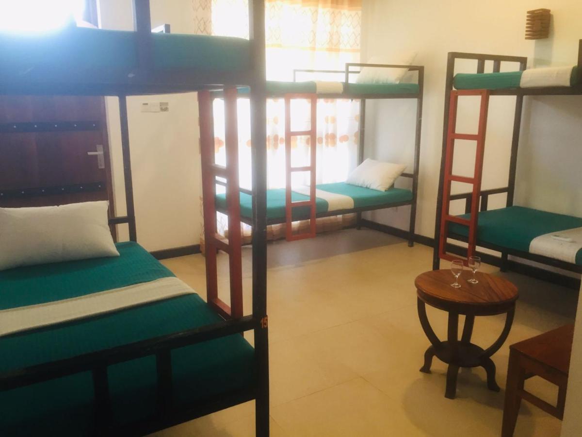One More Night Hostel Сигирия Стая снимка