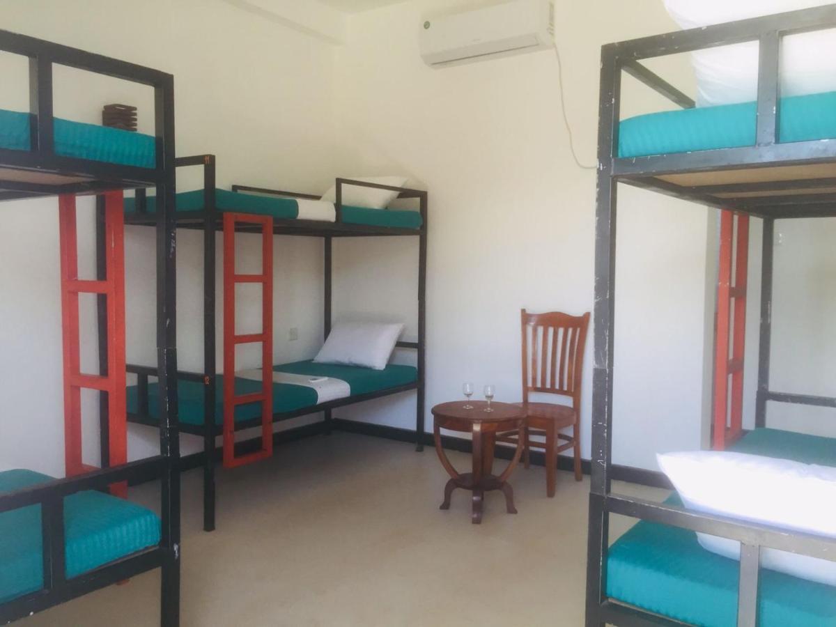 One More Night Hostel Сигирия Стая снимка