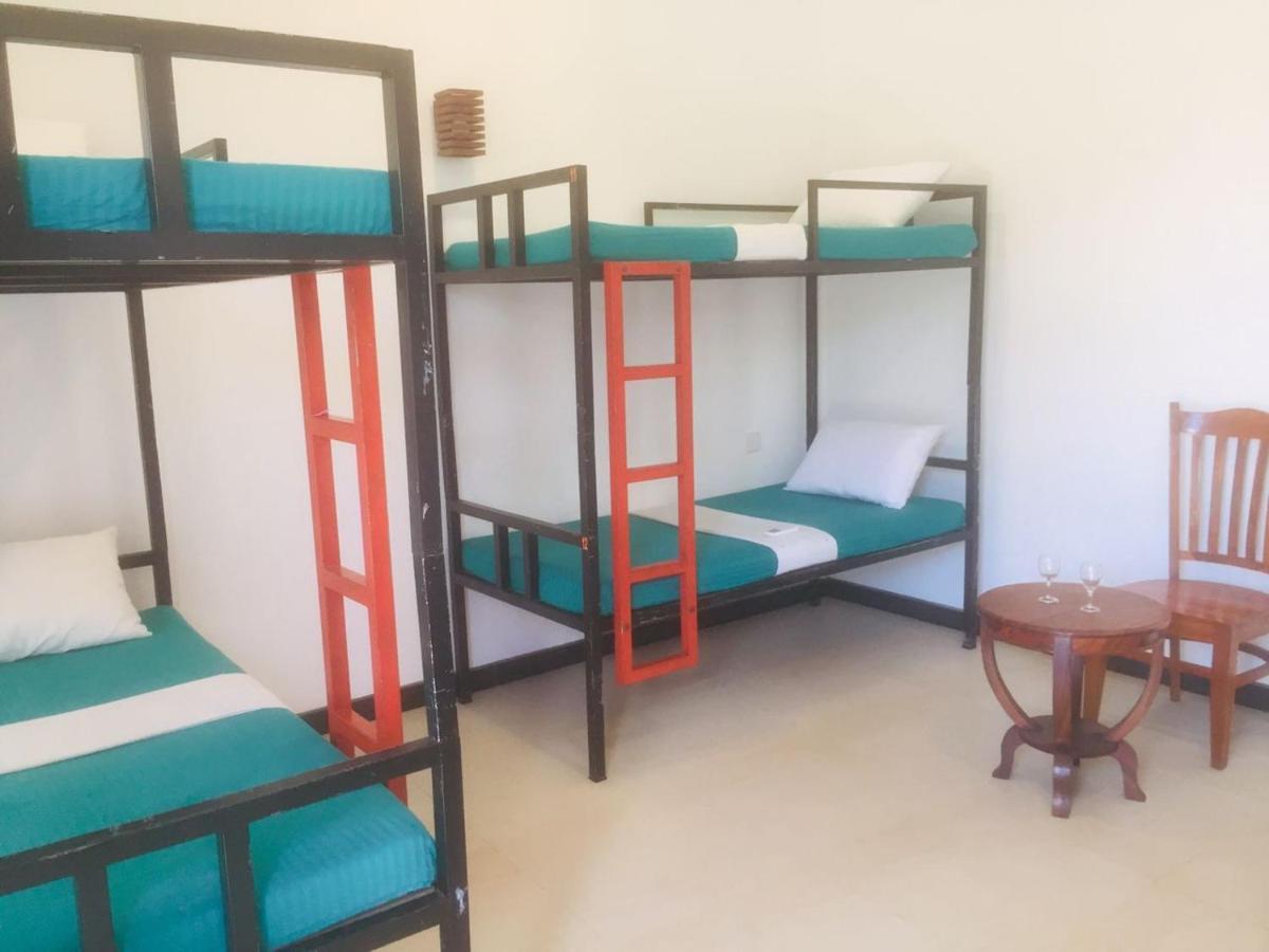 One More Night Hostel Сигирия Екстериор снимка