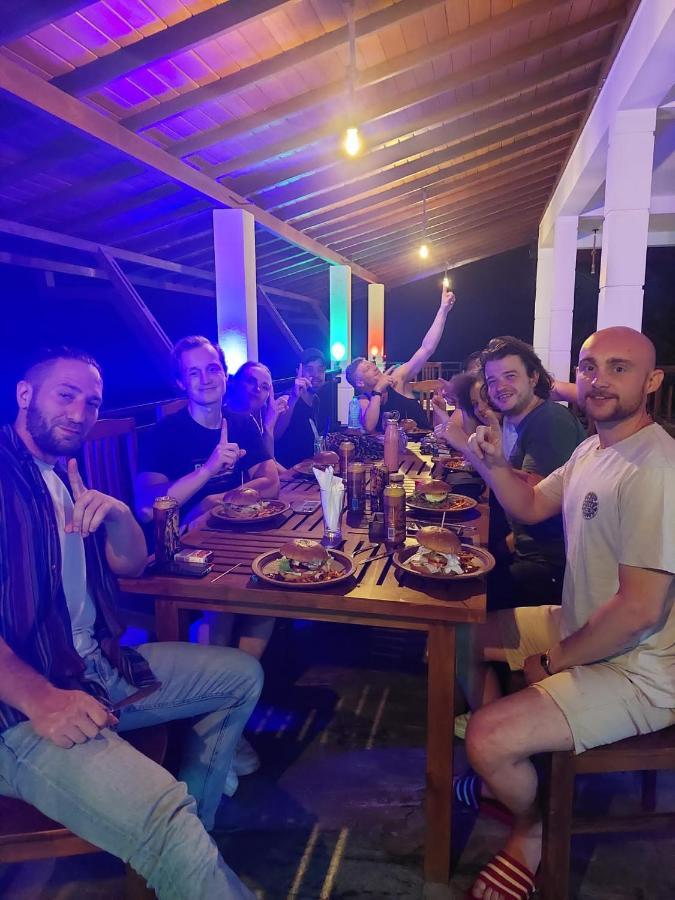 One More Night Hostel Сигирия Екстериор снимка