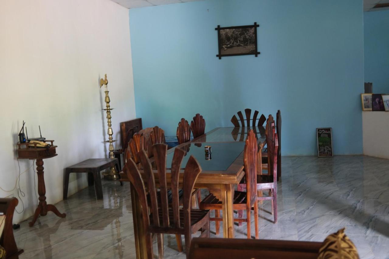 One More Night Hostel Сигирия Екстериор снимка