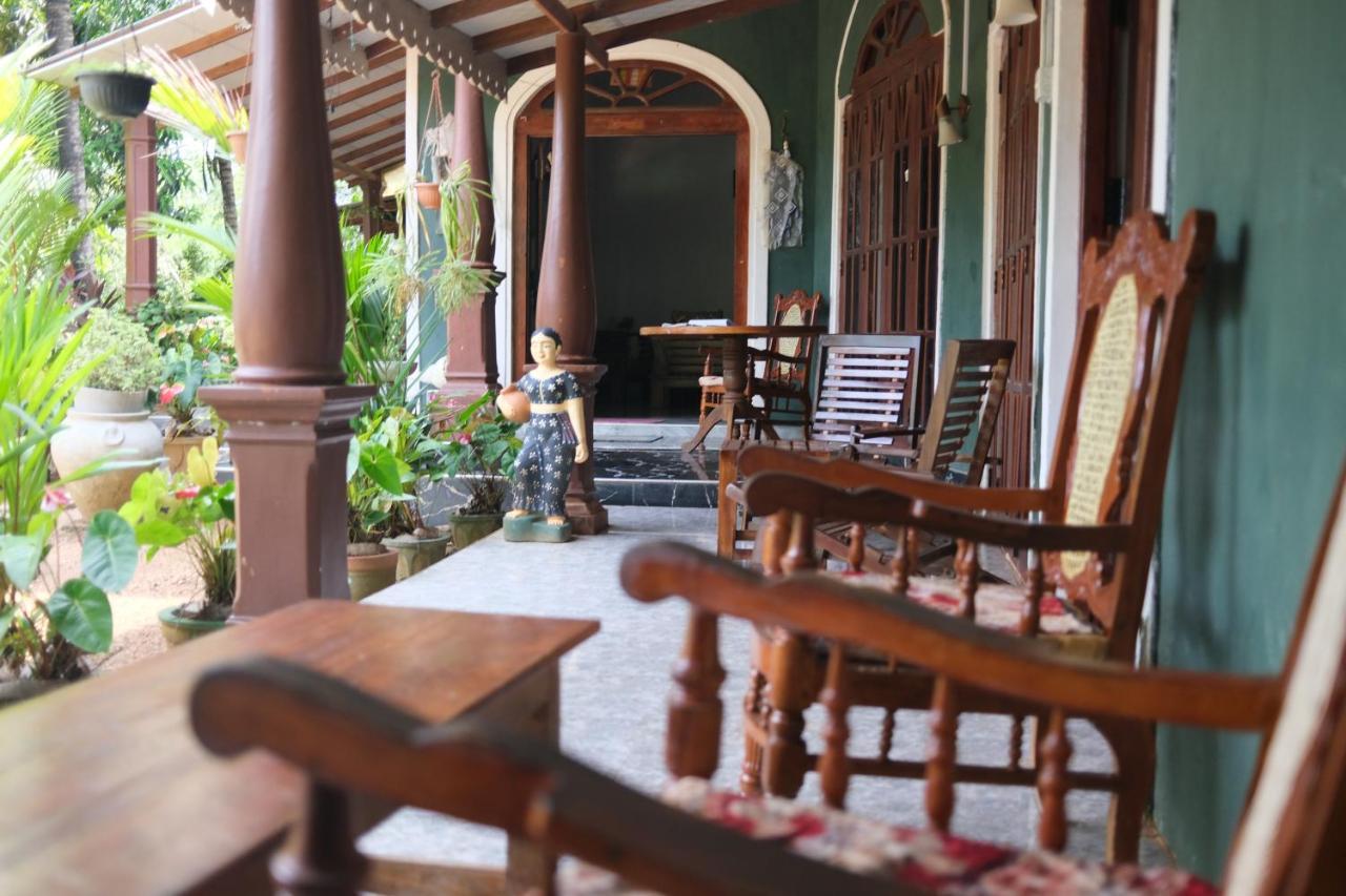 One More Night Hostel Сигирия Екстериор снимка